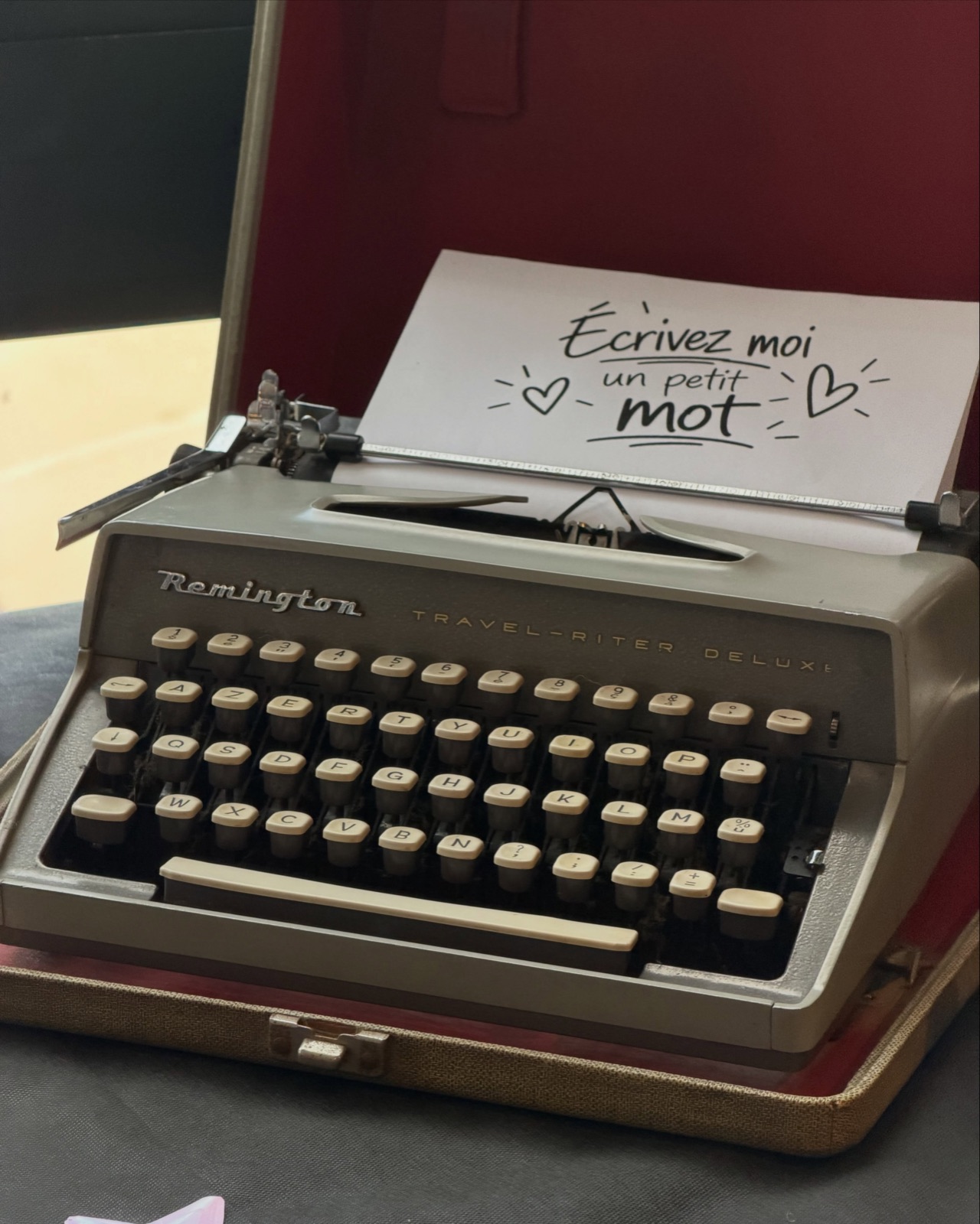 Décor rétro : flight case « Agnès », ordinateur vintage, vinyles et rideau argenté