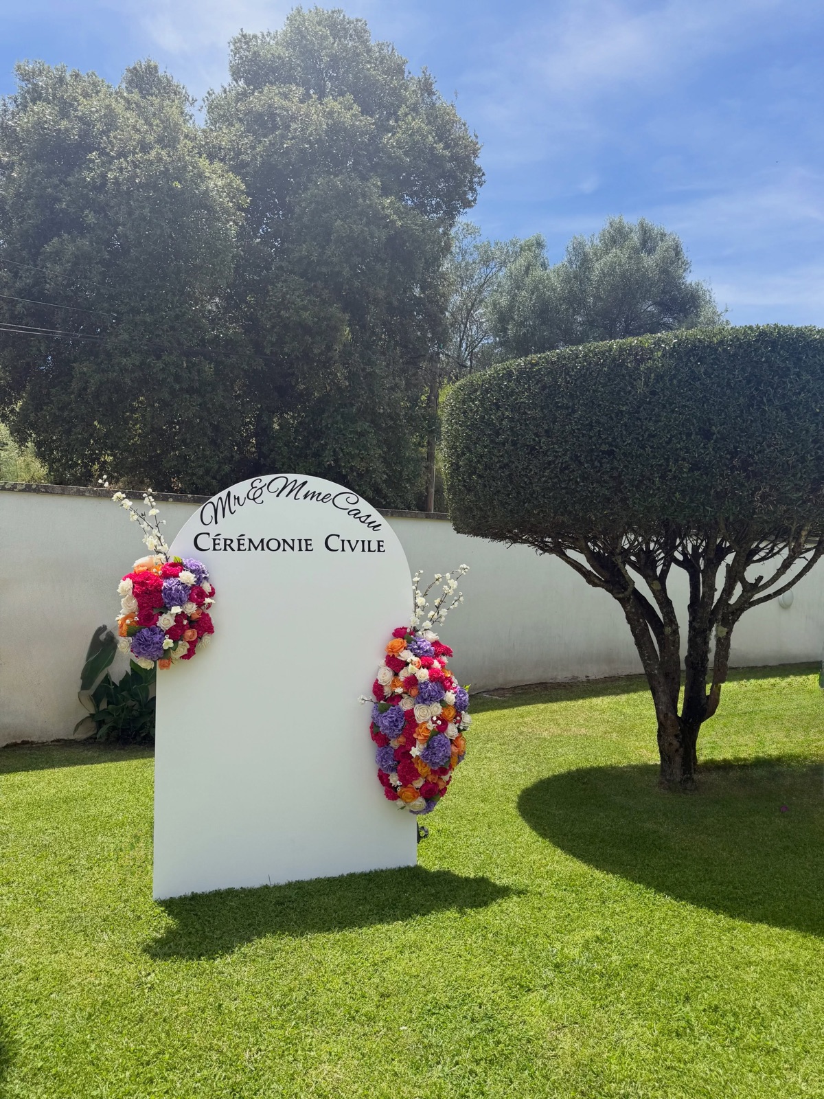 Arche « Cérémonie civile » dans un jardin ensoleillé