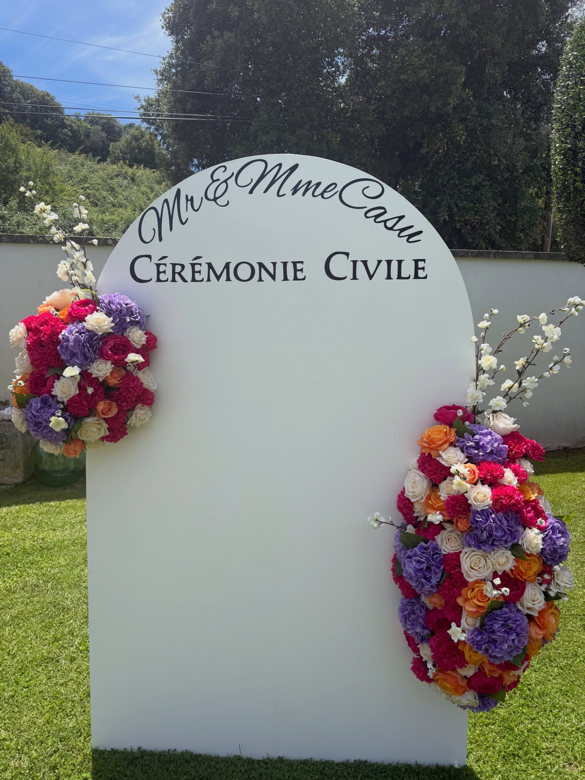 Panneau en arche blanc « Mr & Mme — Cérémonie civile » orné de fleurs