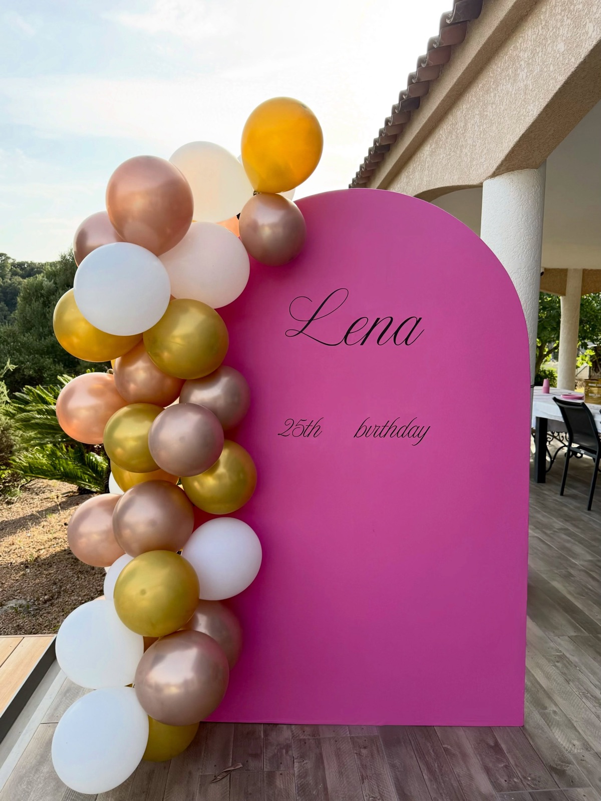 Arche fuchsia « Lena 25th birthday » et ballons champagne et or